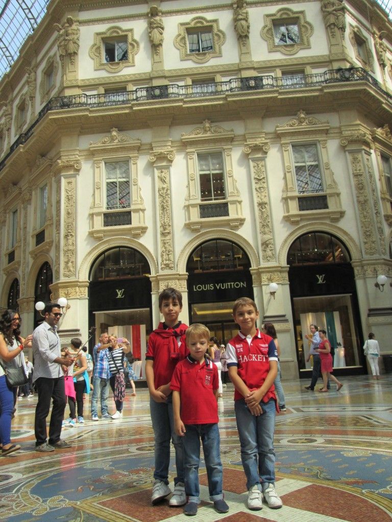 Con mis hermanos en la galería de Milán